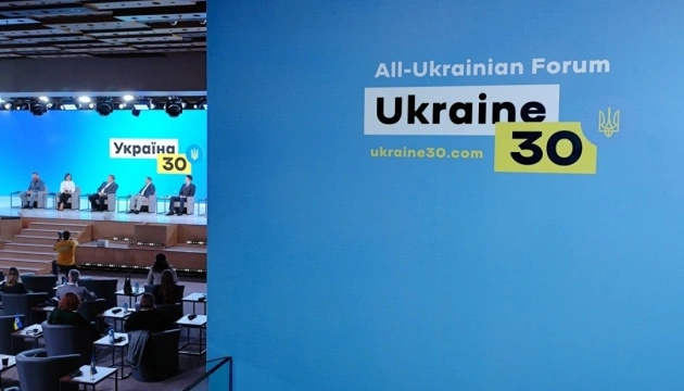 Президент Владимир Зеленский в понедельник открыл Всеукраинский форум «Украина 30. Экология», который будет проходить в Киеве до 9 июня.